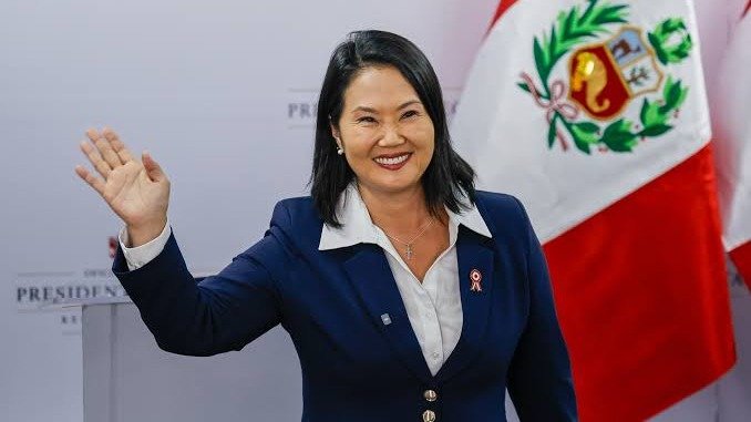 A presidente Keiko Fujimori anuncia o regulamento disciplinar que estabelece normas de conduta, vestimenta e apar&ecirc;ncia para estudantes peruanos -  (crédito: AP photo by Bruno Elias)