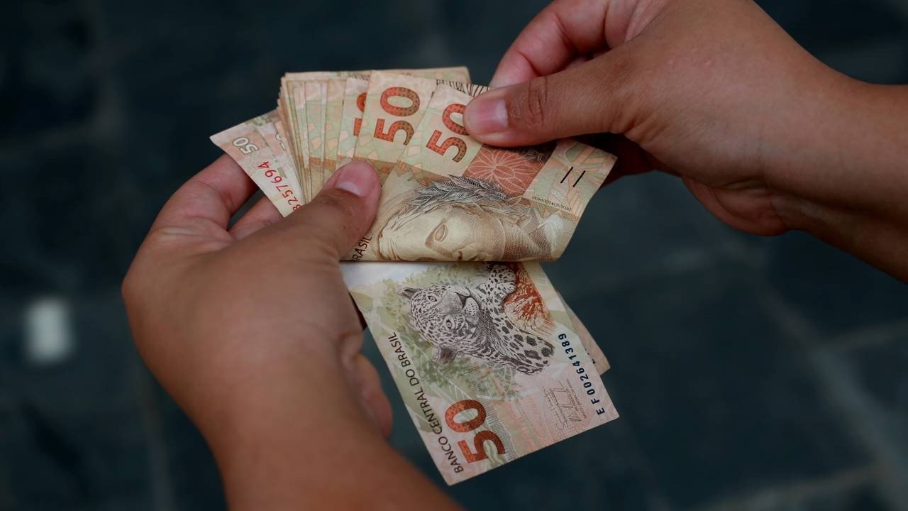A prefer&ecirc;ncia pelo dinheiro f&iacute;sico ainda se destaca como um sinal de controle financeiro (Cr&eacute;ditos: depositphotos.com / joasouza) -  (crédito: Cr&eacute;ditos: depositphotos.com / joasouza)