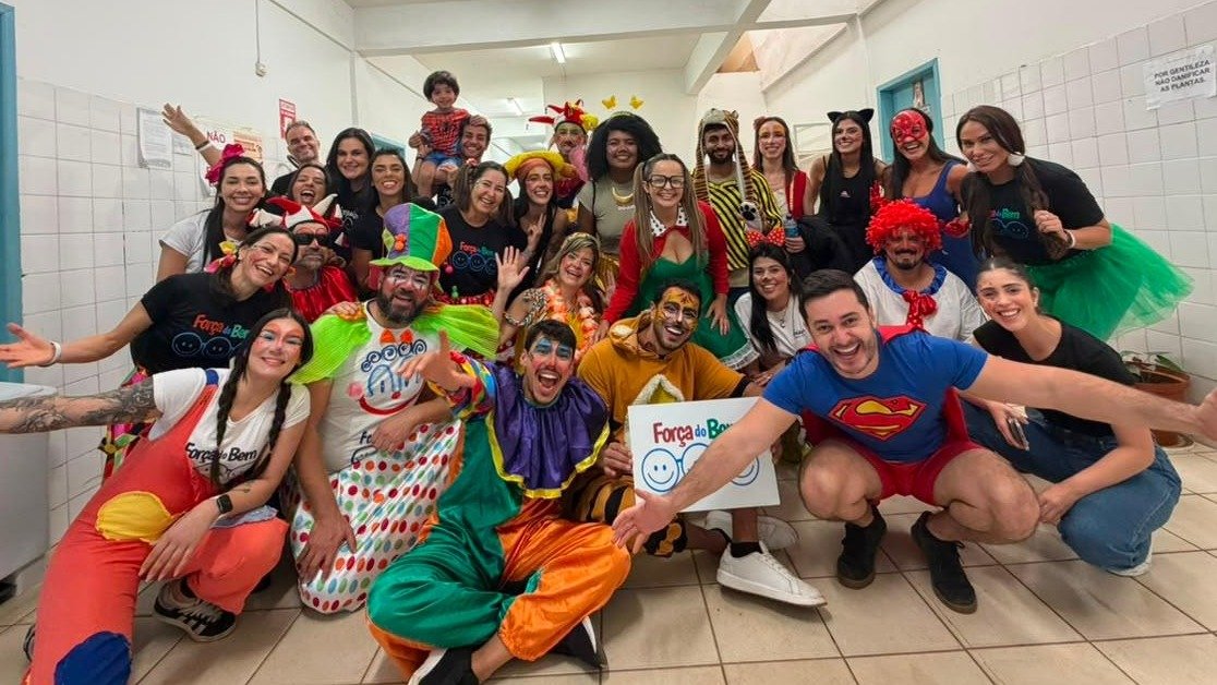 Volunt&aacute;rios da For&ccedil;a do Bem em seus trajes celebram o trabalho de apoio a projetos assistenciais, conforme o prop&oacute;sito da institui&ccedil;&atilde;o -  (crédito: Acervo / For&ccedil;a do Bem)