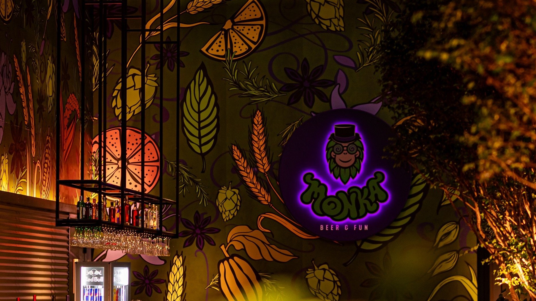 O ambiente vibrante da Monka Cervejaria, com suas refer&ecirc;ncias &agrave; produ&ccedil;&atilde;o de cerveja, est&aacute; pronto para a Rocktoberfest -  (crédito: Fernando Alves)