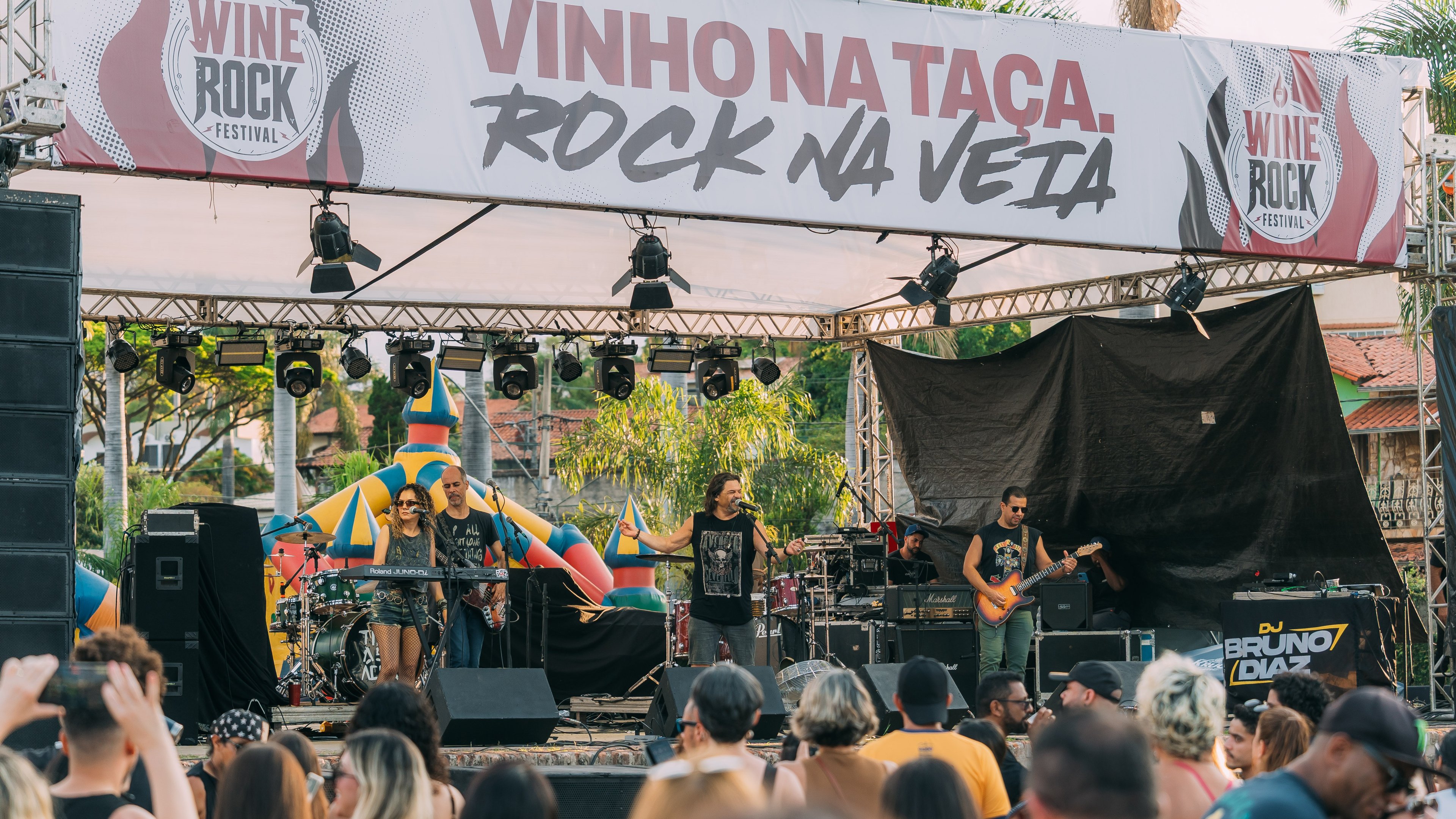 O palco do Wine Rock Festival em Belo Horizonte recebe bandas para animar o p&uacute;blico com rock e boa m&uacute;sica, celebrando a uni&atilde;o de enogastronomia e shows ao vivo. -  (crédito: Real Fotos)