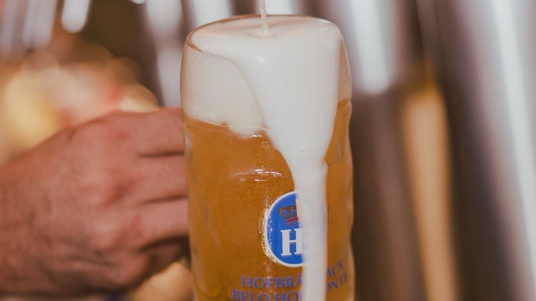 Cerveja Festbier da Hofbr&auml;uhaus sendo servida nas canecas da unidade para as celebra&ccedil;&otilde;es de Oktoberfest em BH -  (crédito: Vitor Goulart)