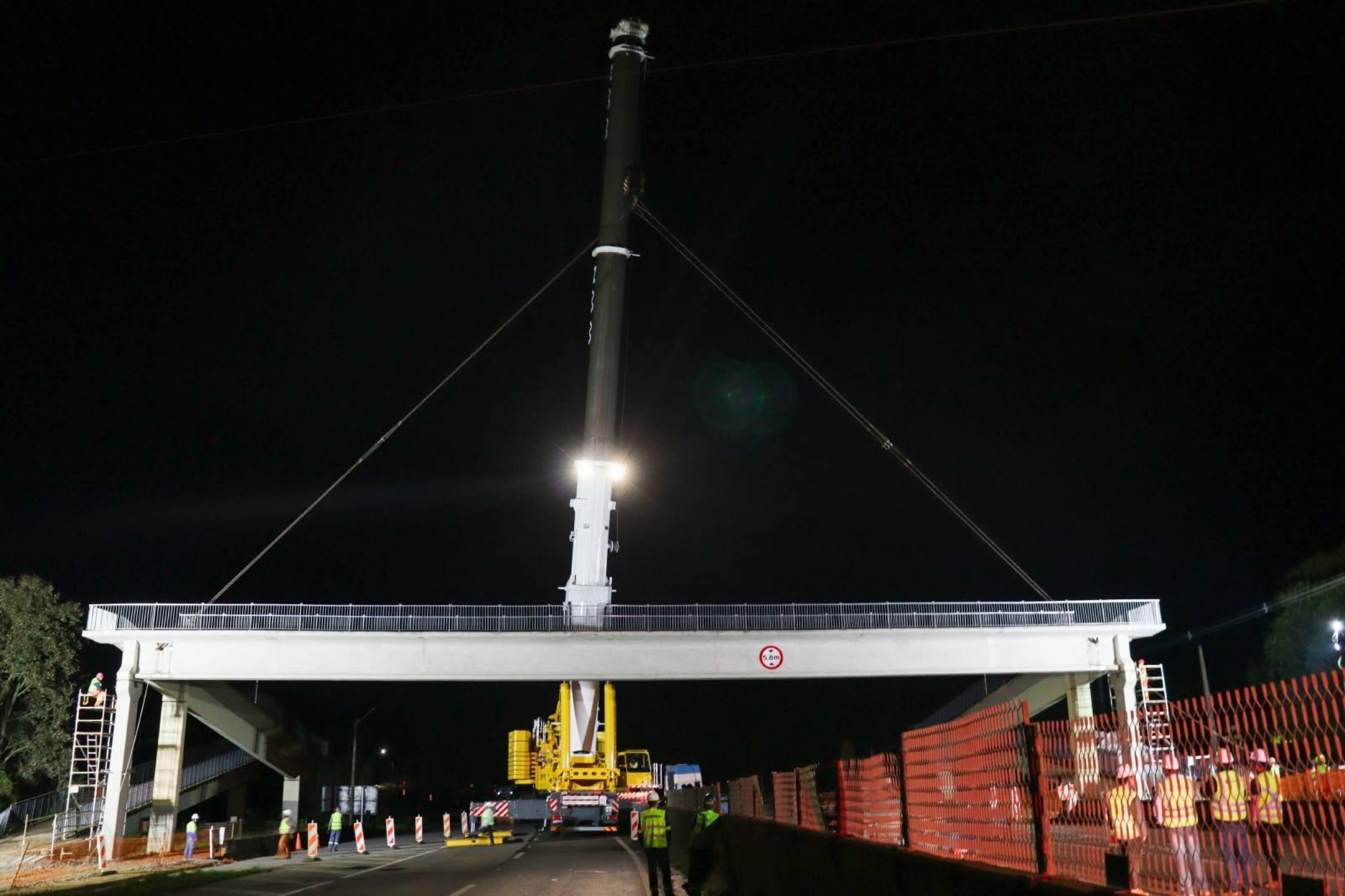 Vídeo: içamento de passarela que caiu na BR-381 é concluída