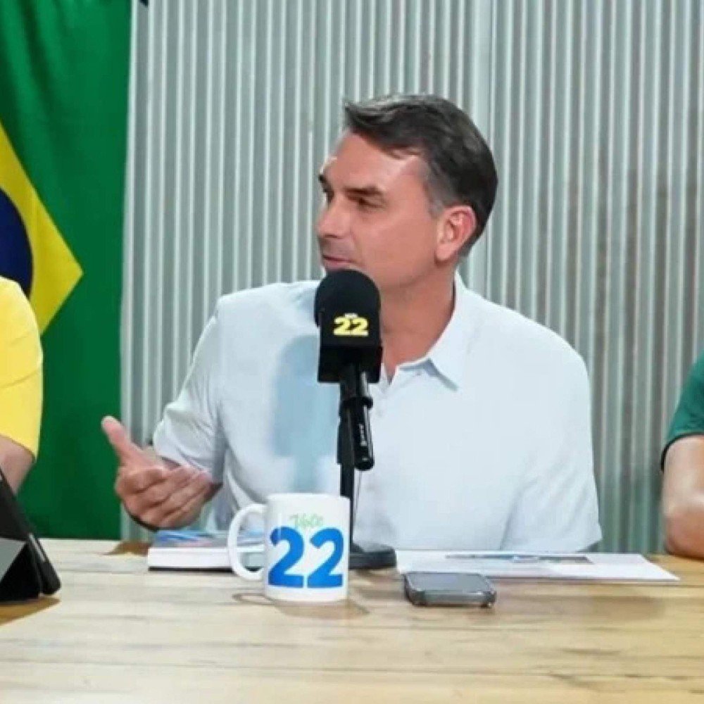 Flávio Bolsonaro faz piada em live e deixa aliados sem graça