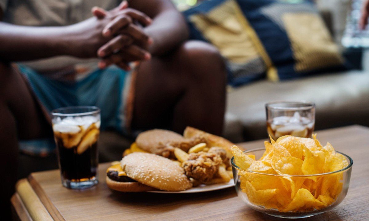 O fast food e a menor necessidade de caminhar fazem parte de um ambiente que pode favorecer o ganho de peso - (crédito: rawpixel.com/magnific)