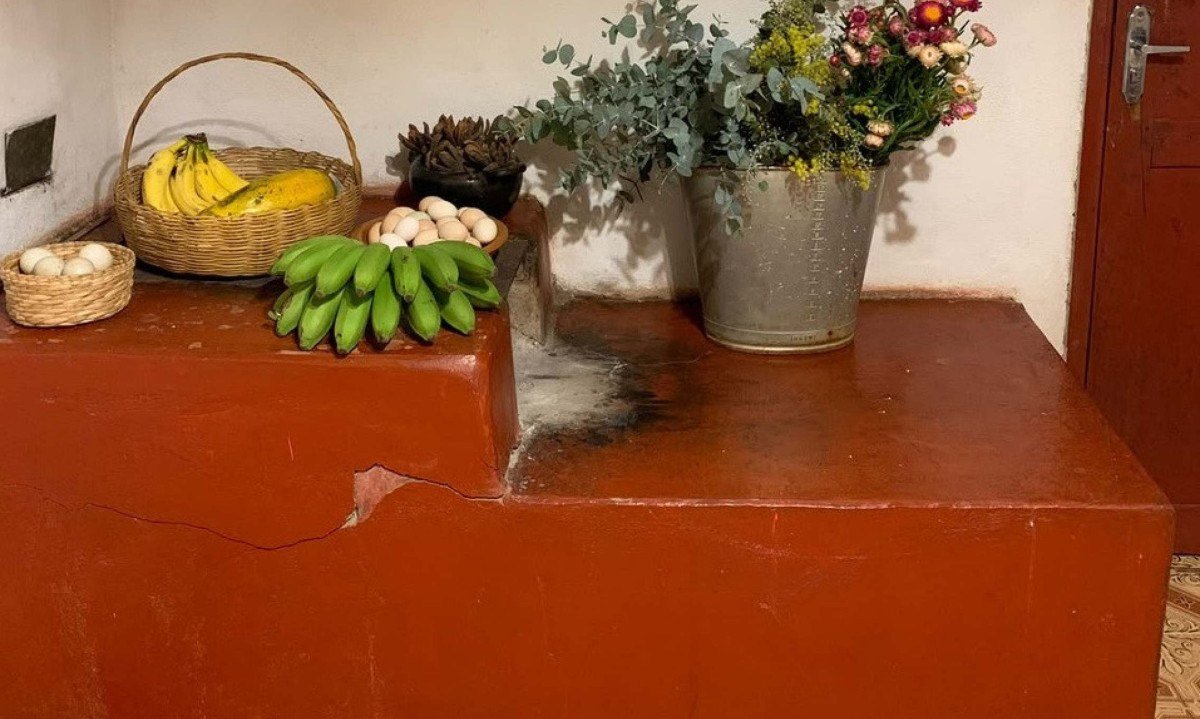 O fog&atilde;o a lenha de cimento queimado inspira toda a est&eacute;tica da loja da D&eacute;d&eacute; P&atilde;es Artesanais