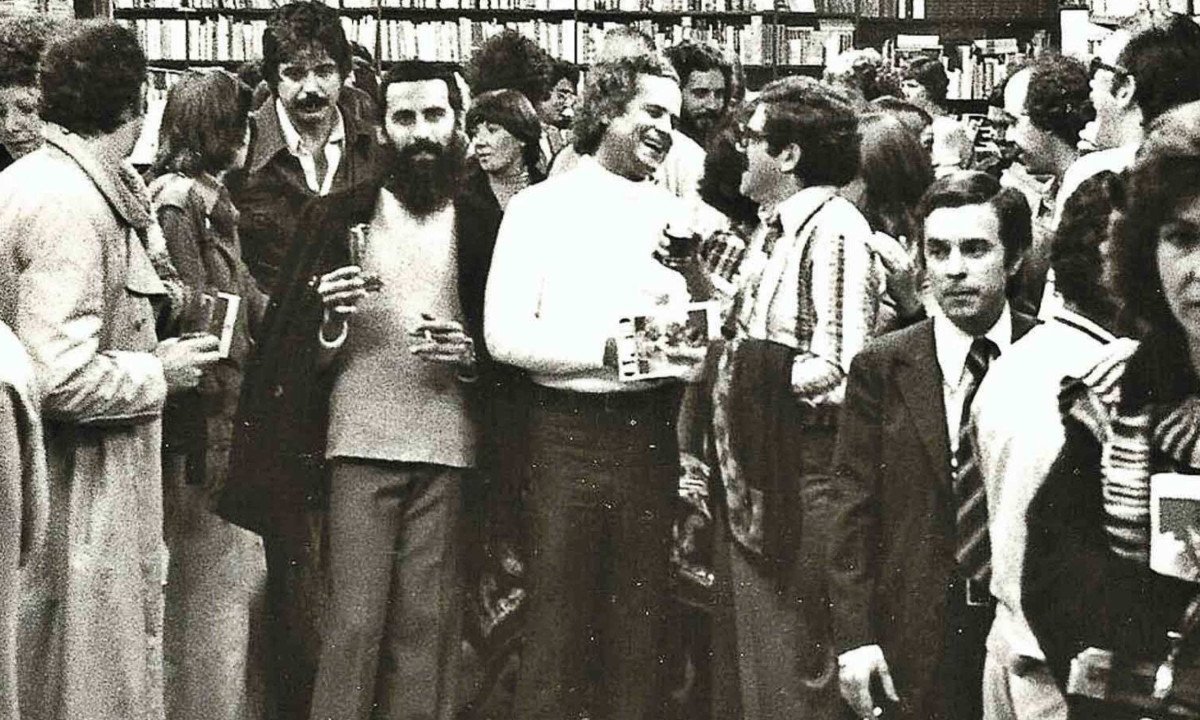 Ivan Angelo (ao centro) com amigos e convidados no lançamento de "A festa" na livraria Cultura, de São Paulo, em maio de 1976
- (crédito: ARQUIVO DO AUTOR)