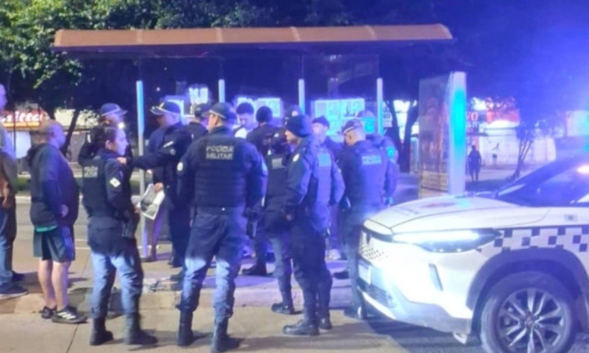 Uma parada de ônibus e três detidos: a nova pista de cartazes contra Celina - (crédito: Platobr Politica)