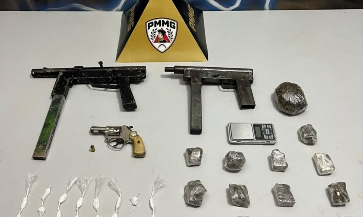 os militares localizaram duas submetralhadoras calibre .380, um revólver calibre .22, uma munição calibre .380, 23 papelotes de substância análoga à cocaína e 14 porções de substância análoga à maconha, além de uma balança de precisão e três aparelhos celulares - (crédito: Divulgação/PMMG)
