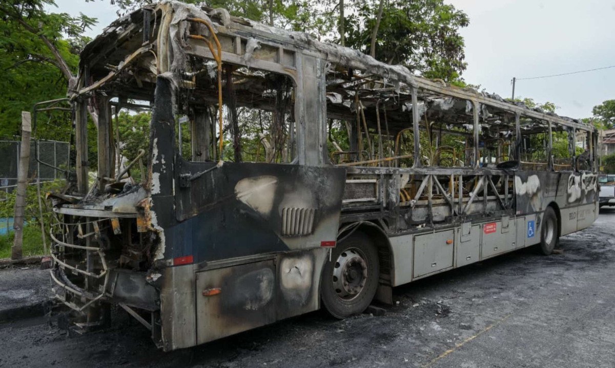 Em menos de 12 horas um segundo ônibus é incendiado na Grande BH - (crédito: Leandro Couri/EM/D.A. Press)