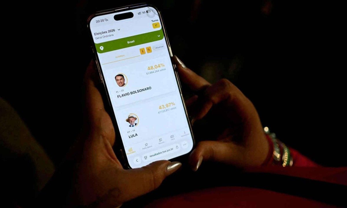 Eleitor acompanha pelo celular a apuração dos votos para presidente do Brasil
 -  (crédito: Luis Robayo/AFP)