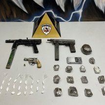 Dupla é presa com submetralhadora em casa onde tramava ataque contra rivais - Divulgação/PMMG