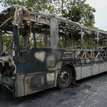 Vídeo: mais um ônibus é incendiado na Grande BH em menos de 12 horas - Leandro Couri/EM/D.A. Press