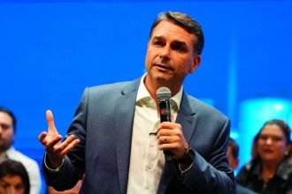 O que o entorno de Flávio Bolsonaro espera do debate da Band