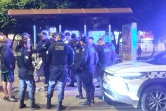 Uma parada de ônibus e três detidos: a nova pista de cartazes contra Celina