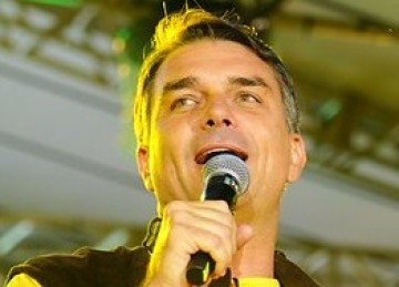 Fl&aacute;vio Bolsonaro, que &eacute; alvo de investiga&ccedil;&atilde;o da PF por voos pagos, discursa em evento pol&iacute;tico -  (crédito:  Charles Vieira/Divulga&ccedil;&atilde;o)