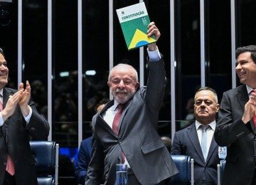 Presidente Lula celebra a promulga&ccedil;&atilde;o da emenda constitucional que altera a jornada de trabalho, um avan&ccedil;o hist&oacute;rico para os trabalhadores -  (crédito: Edilson Rodrigues/Ag&ecirc;ncia Senado)