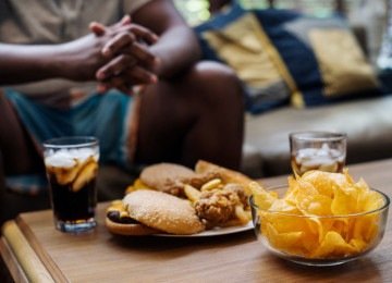 O fast food e a menor necessidade de caminhar fazem parte de um ambiente que pode favorecer o ganho de peso -  (crédito:  rawpixel.com/magnific)