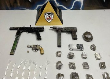  os militares localizaram duas submetralhadoras calibre .380, um revólver calibre .22, uma munição calibre .380, 23 papelotes de substância análoga à cocaína e 14 porções de substância análoga à maconha, além de uma balança de precisão e três aparelhos celulares -  (crédito: Divulgação/PMMG)