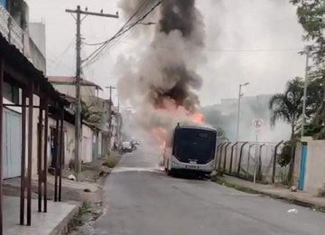 Em menos de 12 horas um segundo ônibus é incendiado na Grande BH -  (crédito: Reprodução)