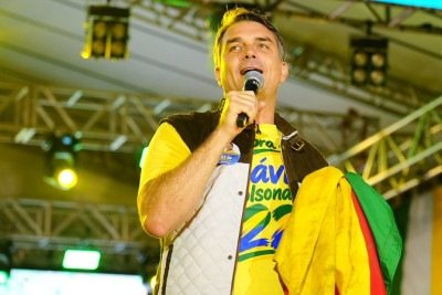 Fl&aacute;vio Bolsonaro, que &eacute; alvo de investiga&ccedil;&atilde;o da PF por voos pagos, discursa em evento pol&iacute;tico -  (crédito:  Charles Vieira/Divulga&ccedil;&atilde;o)