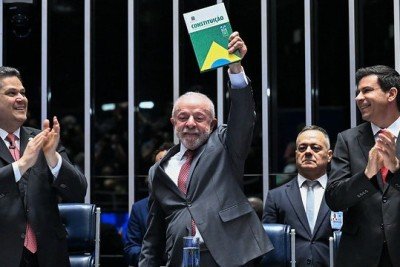 Presidente Lula celebra a promulga&ccedil;&atilde;o da emenda constitucional que altera a jornada de trabalho, um avan&ccedil;o hist&oacute;rico para os trabalhadores -  (crédito: Edilson Rodrigues/Ag&ecirc;ncia Senado)
