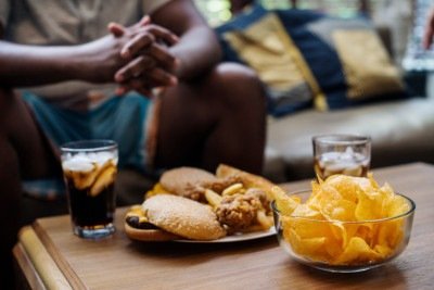 O fast food e a menor necessidade de caminhar fazem parte de um ambiente que pode favorecer o ganho de peso -  (crédito:  rawpixel.com/magnific)