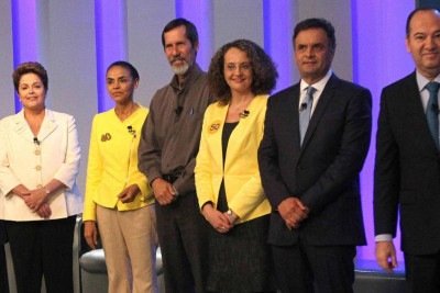 Antes das réplicas e das farpas, a pose: os sete presidenciáveis reunidos para o último debate do primeiro turno de 2014, no Rio. A cordialidade da foto daria lugar aos confrontos diante das câmeras. da esquerda para a direita, Levy Fidelix (PRTB), 
Dilma Rousseff (PT), Marina Silva (PSB), Eduardo Jorge (PV), Luciana Genro (PSOL), Aécio Neves (PSDB) e Pastor Everaldo (PSC) -  (crédito: arquivo em)