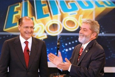 Lula e Geraldo Alckmin em debate de 2006. Adversários numa campanha marcada por ataques, os dois voltariam às urnas na mesma chapa 16 anos depois -  (crédito: VANDERLEI ALMEIDA/afp)