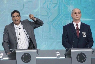 Cabo Daciolo e Ciro Gomes no debate de SBT, UOL e Folha, em 26 de setembro de 2018. Os dois protagonizaram alguns dos diálogos mais lembrados daquela campanha -  (crédito: YASUYOSHI CHIBA/folha press)