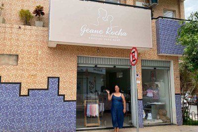'Estou satisfeita por ter conquistado meu espaço e construído minha própria marca, mas sei que ainda tenho muitos desafios pela frente', Geane Rocha Ferreira de Souza Miranda, de 47 anos, dona de uma loja de roupas para bebês e moda infantil em Janaúba  -  (crédito: Arquivo pessoal/Divulgação)