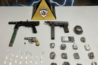  os militares localizaram duas submetralhadoras calibre .380, um revólver calibre .22, uma munição calibre .380, 23 papelotes de substância análoga à cocaína e 14 porções de substância análoga à maconha, além de uma balança de precisão e três aparelhos celulares -  (crédito: Divulgação/PMMG)