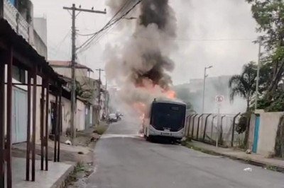 Em menos de 12 horas um segundo ônibus é incendiado na Grande BH -  (crédito: Reprodução)