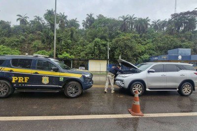 Polícia Federal apreende carro clonado em Sabará, na Região Metropolitana de BH  -  (crédito: Polícia Rodoviária Federal/Divulgação )