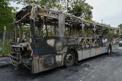 Em menos de 12 horas um segundo ônibus é incendiado na Grande BH -  (crédito: Leandro Couri/EM/D.A. Press)