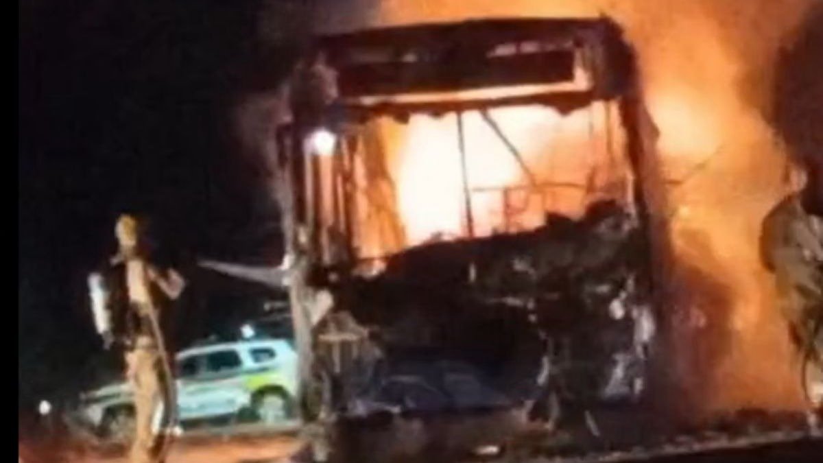 &Ocirc;nibus &eacute; consumido por chamas ap&oacute;s ataque criminoso em Sete Lagoas, com bombeiros atuando na conten&ccedil;&atilde;o do fogo -  (crédito: CBMMG / Reprodu&ccedil;&atilde;o)