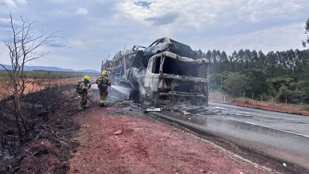 Bombeiros realizam o rescaldo em caminh&atilde;o-cegonha completamente destru&iacute;do por inc&ecirc;ndio na BR-251, em Minas Gerais -  (crédito: Corpo de Bombeiros / Divulga&ccedil;&atilde;o)