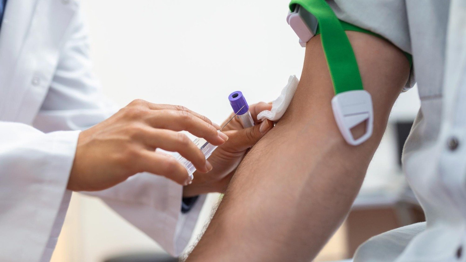 Coleta de sangue para o novo exame de Alzheimer, uma alternativa menos invasiva para o diagn&oacute;stico da doen&ccedil;a -  (crédito: Freepik)