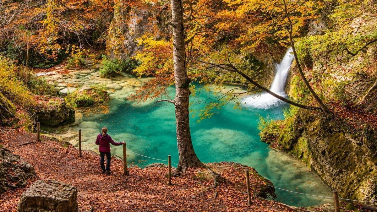 Cores do outono e &aacute;guas turquesas do rio Urederra, cen&aacute;rio ideal para a caminhada na Reserva Natural -  (crédito: Istock)