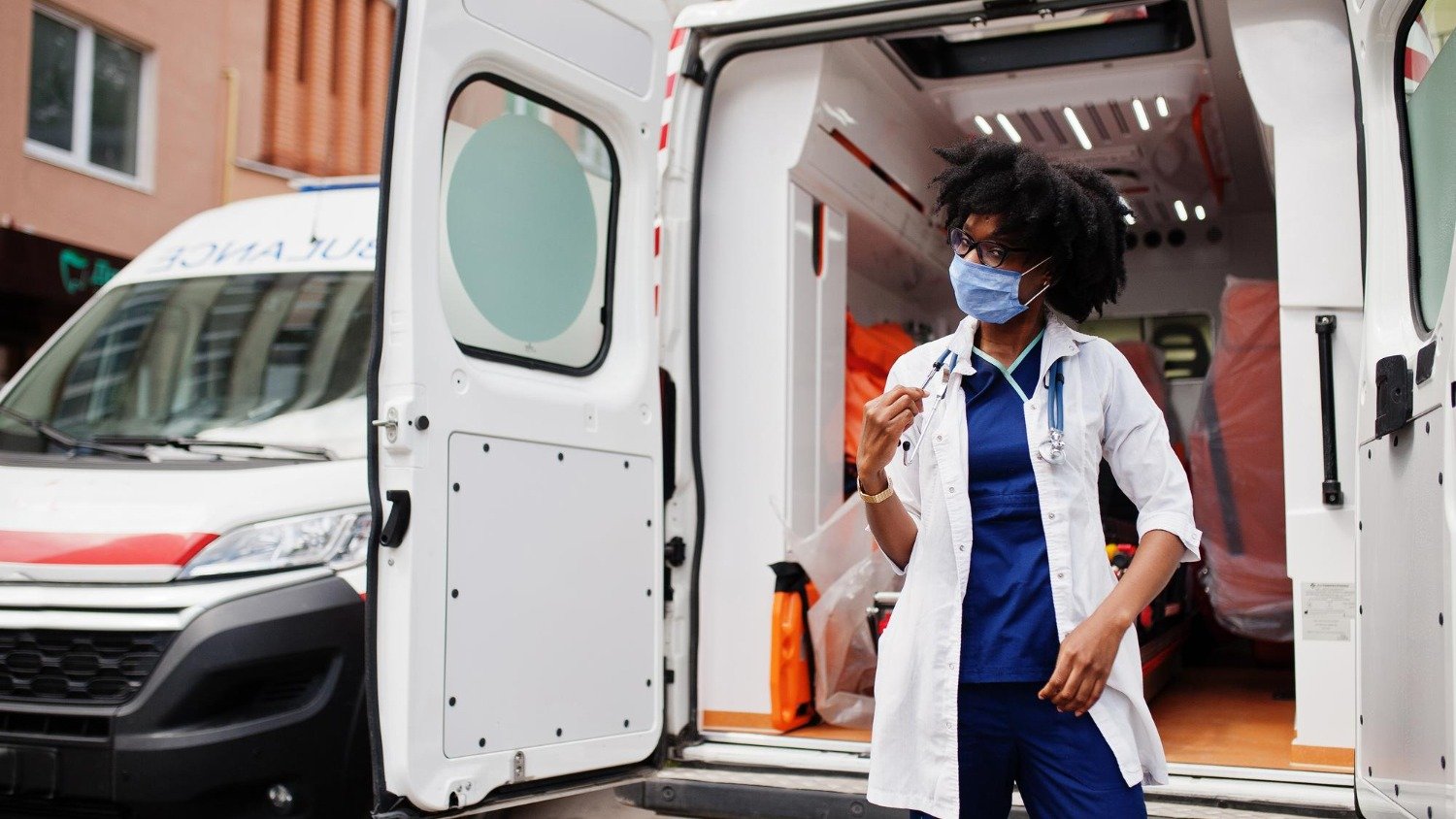 A&ccedil;&otilde;es que impedem o atendimento de emerg&ecirc;ncia, como bloquear o caminho de uma ambul&acirc;ncia, podem ter graves consequ&ecirc;ncias, como ocorreu na Alemanha. -  (crédito: Freepik)