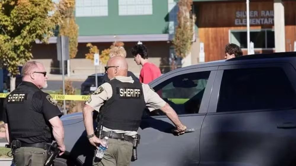 Agentes policiais atuam na Escola Prim&aacute;ria Silver Rail, cen&aacute;rio do ataque a tiros no Oregon -  (crédito: BBC)