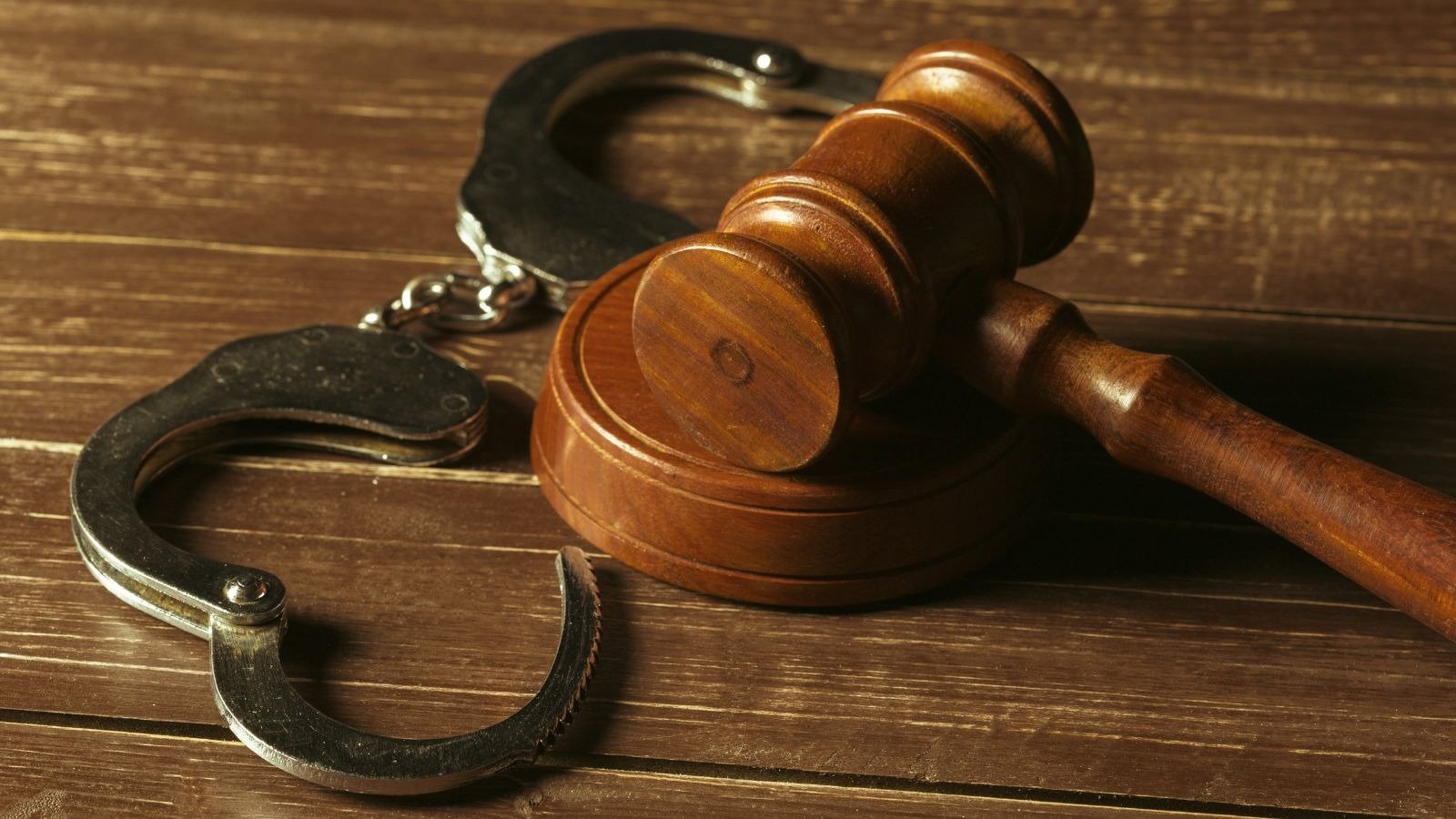 S&iacute;mbolos da lei e da justi&ccedil;a remetem ao debate sobre crimes hediondos e a legisla&ccedil;&atilde;o penal brasileira -  (crédito: Freepik)