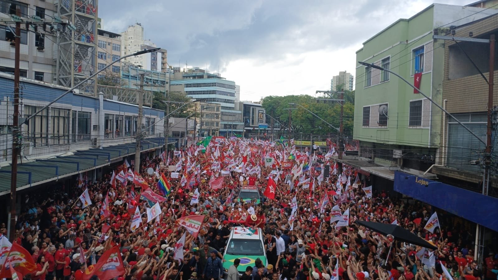 Milhares de apoiadores acompanham a carreata do presidente Lula pela Avenida Get&uacute;lio Vargas em Juiz de Fora durante agenda de campanha -  (crédito: Bruno Barros/EM/DA Press)