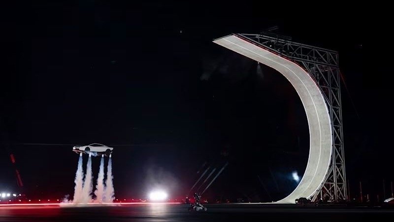 A capacidade de flutua&ccedil;&atilde;o do novo Tesla Roadster, com propulsores SpaceX, foi destacada na apresenta&ccedil;&atilde;o do prot&oacute;tipo -  (crédito: Divulga&ccedil;&atilde;o / Tesla)