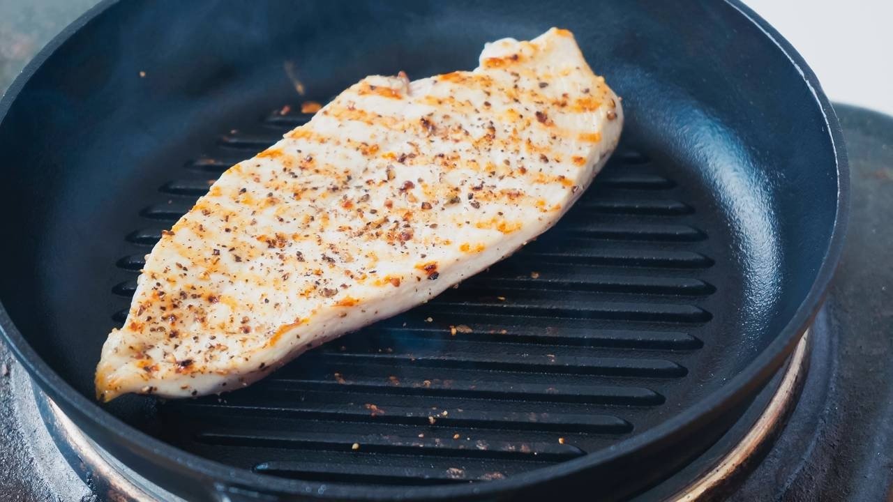 Peito de frango grelhado pode ficar suculento e saboroso com a t&eacute;cnica certa e temperos simples -  (crédito: depositphotos.com / RostyslavOleksin)