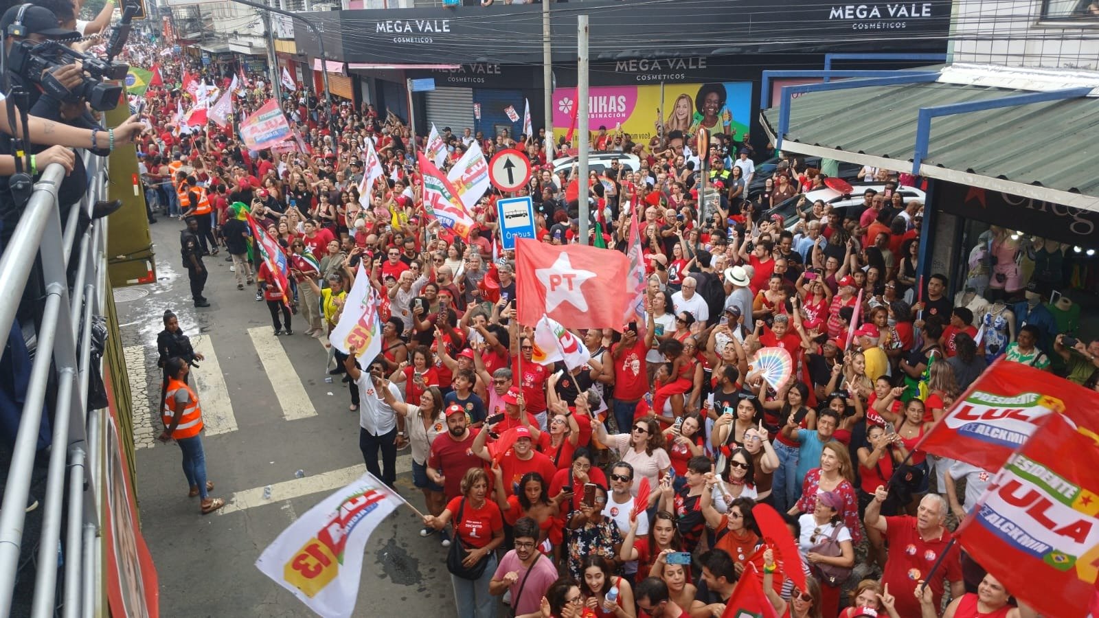 Apoiadores de Lula lotam as ruas de Juiz de Fora durante carreata presidencial que debateu o fim da escala 6x1 de trabalho. -  (crédito: Bruno Lu&iacute;s Barros)