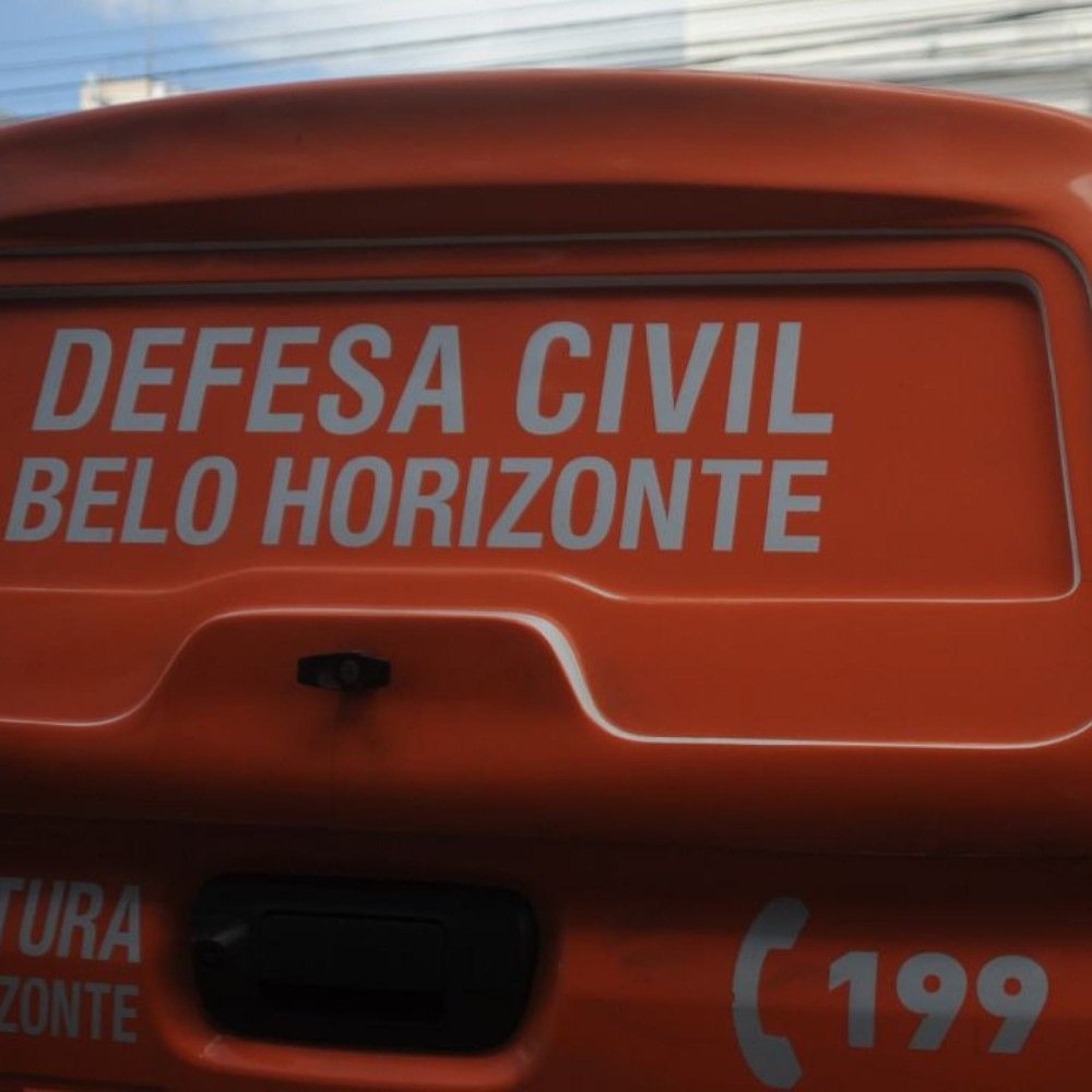 Obra onde muro cedeu e tubulação rompeu pode ter novos desabamentos