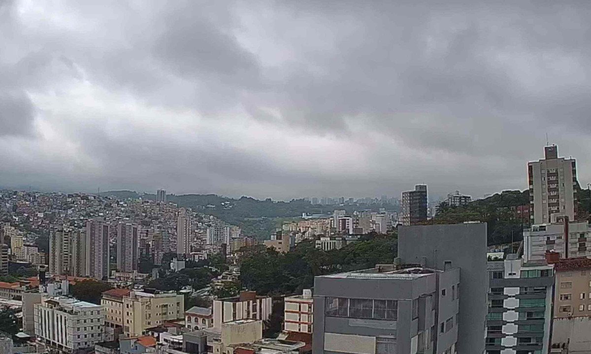 Região Centro-Sul com tempo fechado e muitas nuvens desde a Serra do Curral, em Belo Horizonte. Previsão de chuva neste sábado. - (crédito: Reprodução/Clima ao Vivo)