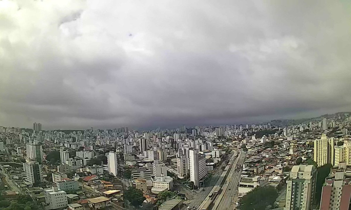 Clima fechado e mais previsões de chuva que mais do que dobrou o esperado para outubro em Belo Horizonte - (crédito: Reprodução/Clima ao Vivo)
