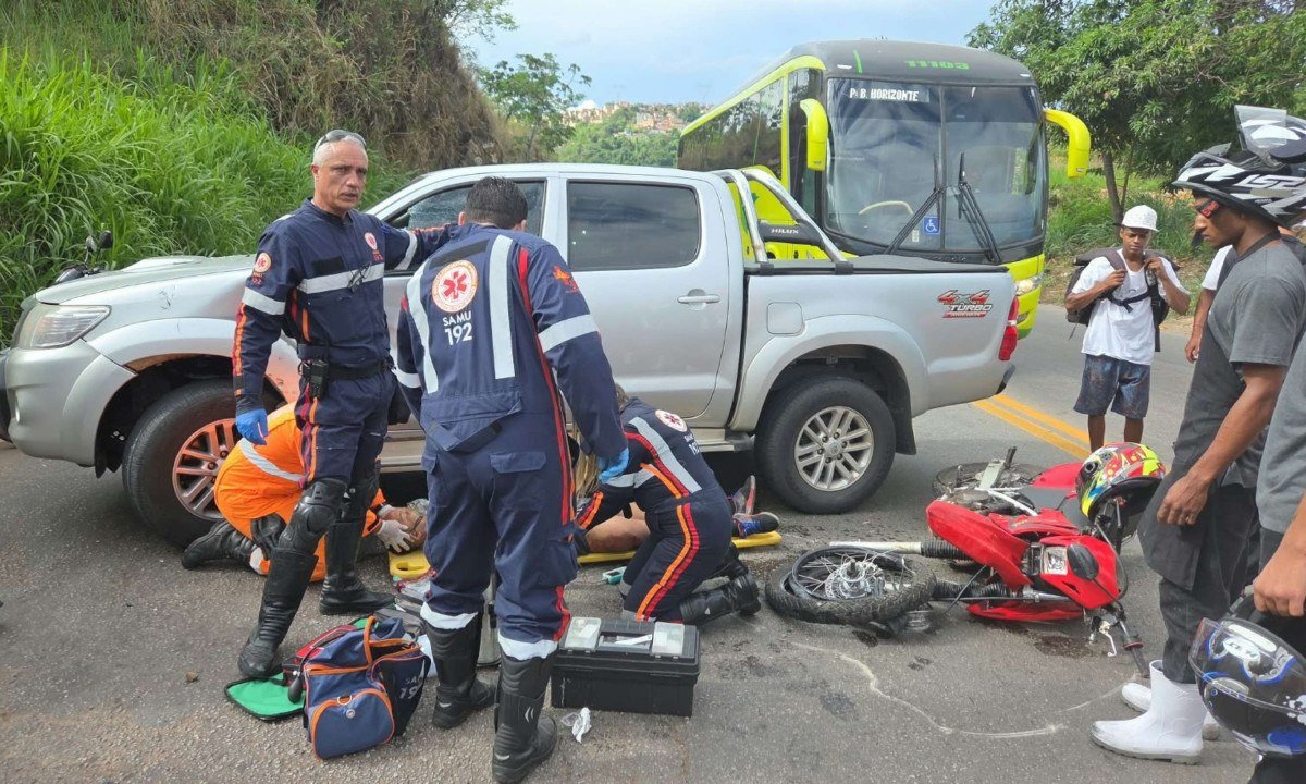 Ao chegar ao local, os bombeiros de Nova União fizeram o atendimento pré-hospitalar das vítimas - (crédito: CBMMG/Divulgação )